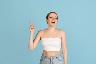 Yakın plan beyaz kadın portresi. Mavi stüdyo arka planı üzerinde izole edilmiş. Reklam için kopyalama alanı var. Güzellik kavramı, sağlık.