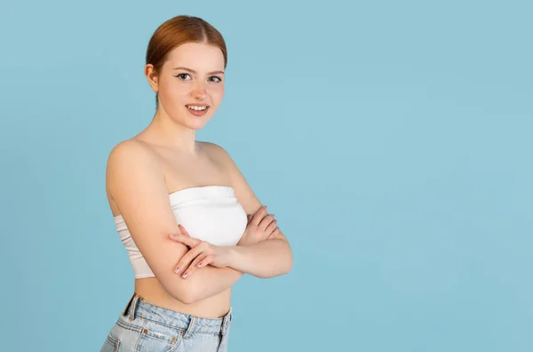 Retrato de mulheres caucasianas isolado sobre fundo estúdio azul com copyspace para anúncio. Conceito de beleza, saúde. — Fotografia de Stock