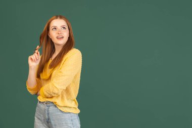 Kafkas kadın portresi yeşil stüdyo arka planında izole edilmiş ve reklam için kopyalanmış. Güzellik kavramı, sağlık.