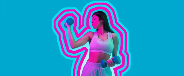 Jovem bela fitness girl treinamento isolado sobre fundo rosa azul em luz de néon. Conceito de beleza, desporto, anúncio. Folheto — Fotografia de Stock