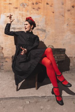 Ünlü bir ressam görünümünde genç bir kadın, klasik bir geçmişi olan bir kişilik. Retro biçimi, dönemin karşılaştırması.