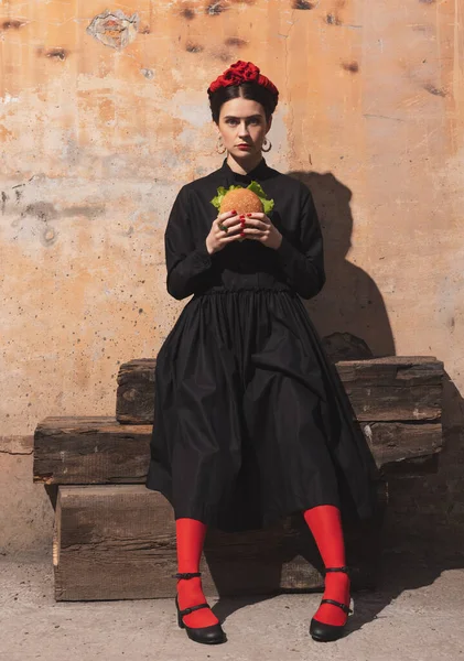 Ünlü bir sanatçı suretinde genç bir kadının portresi, klasik arka plandaki kişiliği. Retro biçimi, dönemin karşılaştırması.