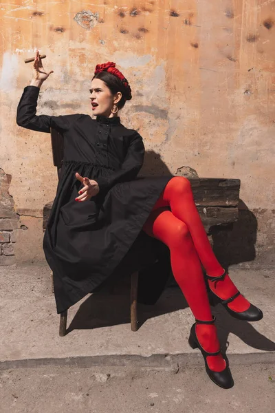 Ünlü bir ressam görünümünde genç bir kadın, klasik bir geçmişi olan bir kişilik. Retro biçimi, dönemin karşılaştırması.