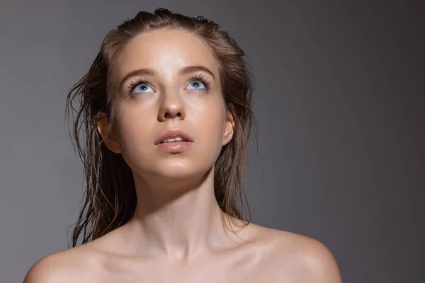 Retrato de jovem modelo de moda feminina isolado em fundo de estúdio cinza. Mulher branca bonita com pele bem cuidada. — Fotografia de Stock