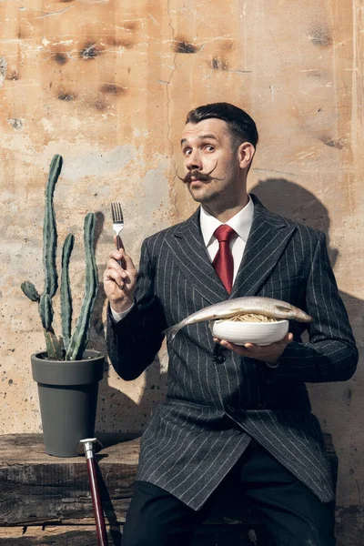 Retrato do jovem à imagem do maior pintor, artista isolado sobre fundo claro. Estilo retro, comparação do conceito eras. — Fotografia de Stock