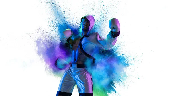 Portrait de jeune sportif, boxeur masculin en explosion d'explosion de poudre colorée isolé sur fond blanc — Photo