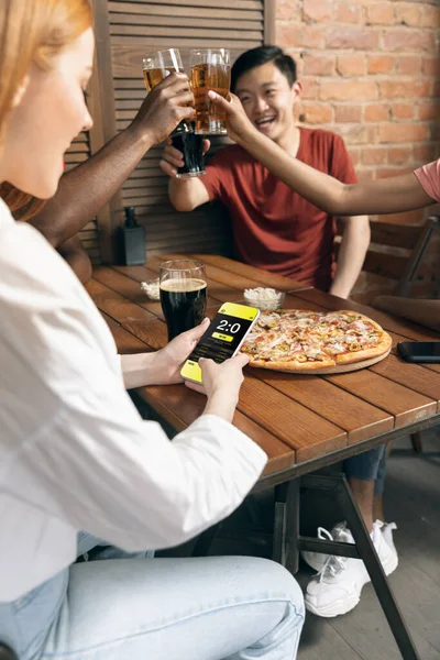 Een groep vrienden die samen naar een sportwedstrijd kijken. Begrip vriendschap, vrijetijdsbesteding, emoties — Stockfoto