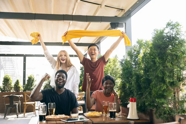 Grupo de amigos assistindo jogo esportivo juntos. Conceito de amizade, atividade de lazer, emoções — Fotografia de Stock