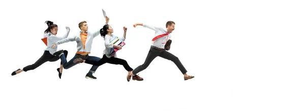 Mladí muži a ženy, kancelářští pracovníci tančící v neformálních šatech se složkami na bílém pozadí studia. Obchodní koncept. — Stock fotografie