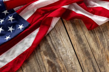Anma Günü için Amerikan bayrağı, İşçi Bayramı. Bağımsızlık Günü ahşap arka planda izole edildi. İlan ve metin için kopyalama alanı olan broşür