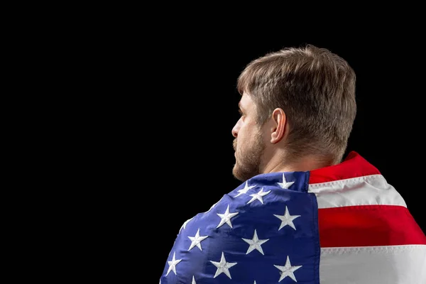 Fiatalember, nemzeti amerikai zászlóval a vállán. Amerikai Egyesült Államok emléknapja, Munkanap, Függetlenség napja. — Stock Fotó