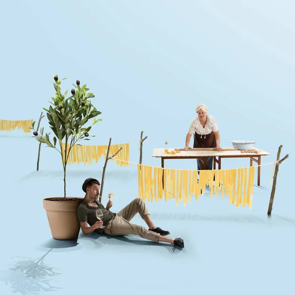 Kreatywny kolaż. młody Włoch mężczyzna odpoczywając pod drzewem oliwnym i kobieta robi makaron odizolowany na jasnoniebieskim tle — Zdjęcie stockowe