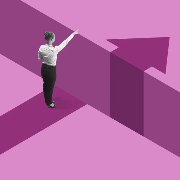 Mujer joven, analista de finanzas o trabajador de rarezas eligiendo el camino aislado en el fondo rosa. Collage, ilustración — Foto de Stock