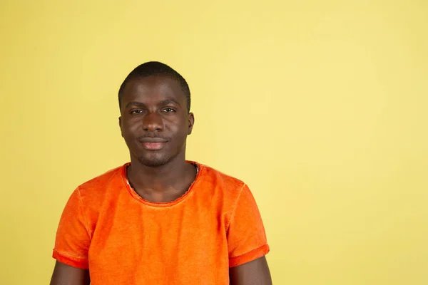 Africano jovem retrato masculino isolado sobre estúdio fundo com copyspace — Fotografia de Stock