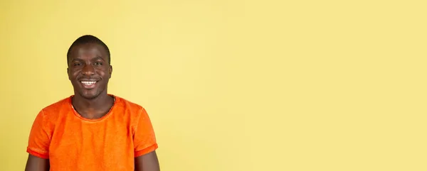 Африканский молодой мужской портрет изолирован на фоне студии с копирайтом — стоковое фото