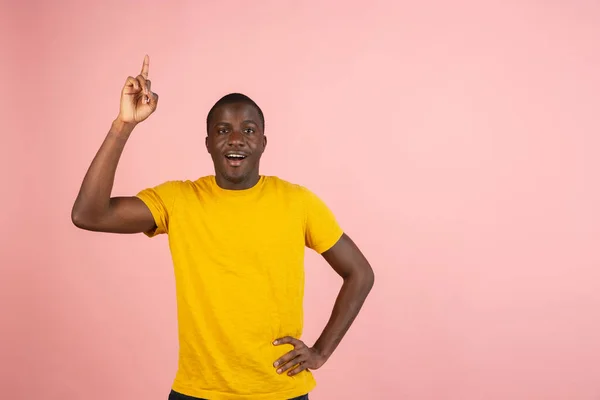 Je réfléchis. Portrait d'Africain isolé sur fond studio jaune clair avec copyspace pour publicité. Modèle masculin en vêtements décontractés. — Photo