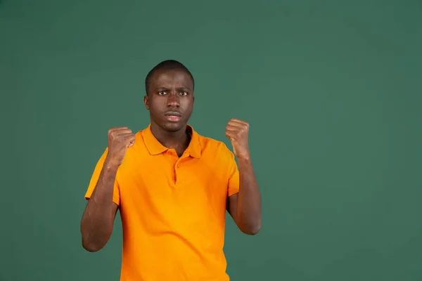 Enojado. Africano hermoso mans retrato aislado en verde estudio fondo con copyspace. — Foto de Stock