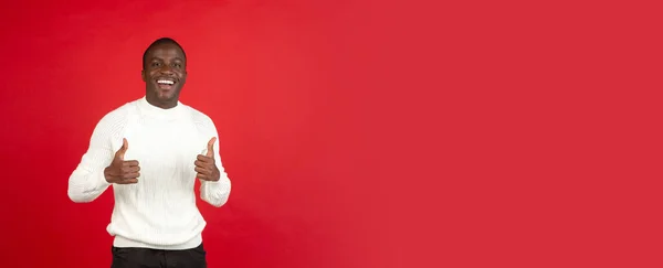 Afrikaans jong mannelijk portret geïsoleerd over studio achtergrond met copyspace — Stockfoto