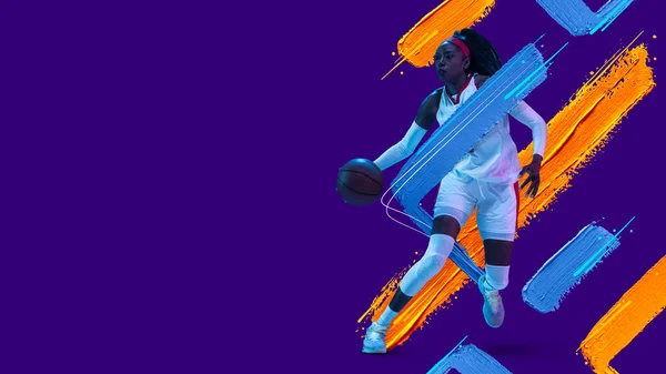 フライヤー。ネオンライトの暗い青の背景に水彩画で隔離された動きの若いアフリカの女性バスケットボール選手。青と黄色 — ストック写真