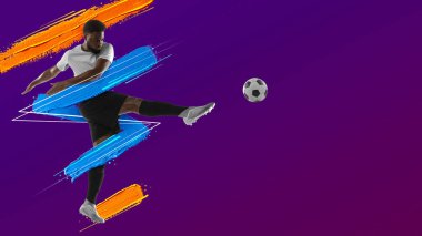 Sanat kolajı. Genç adam, futbolcu eğitimi mor arka planda neon ışıkta izole edilmiş. Suluboya resimler. Spor, oyun, eylem kavramı.