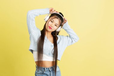 Beyaz kadın portresi pembe stüdyo arka planında kopyalanmış.