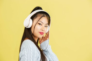 Beyaz kadın portresi pembe stüdyo arka planında kopyalanmış.