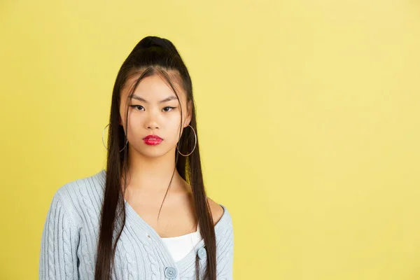亚洲年轻女性的肖像在彩色工作室背景上与广告的版权空间隔离. — 图库照片