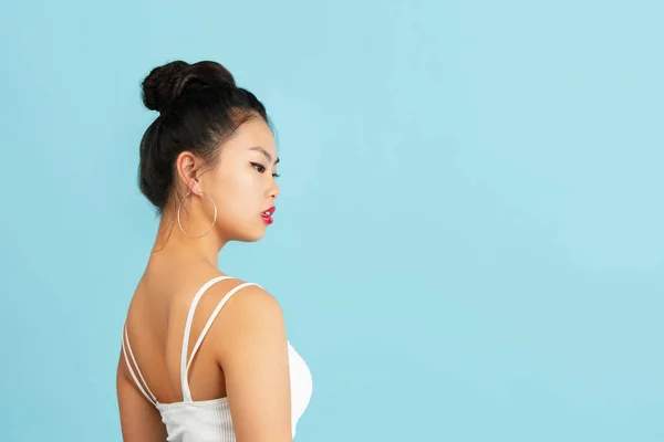 Asiática joven mujer retrato aislado en color estudio fondo con copyspace para anuncio. —  Fotos de Stock