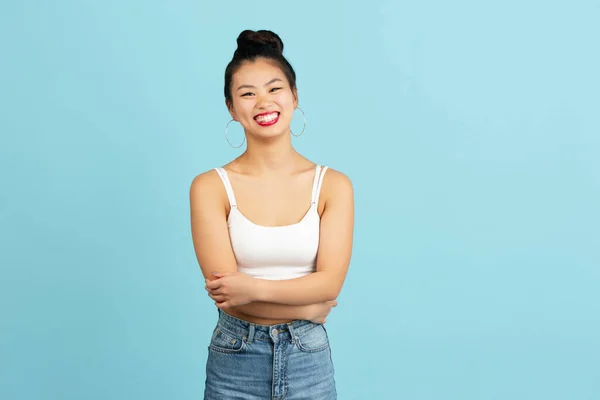 Asiático jóvenes mujeres retrato aislado sobre color estudio fondo con copyspace —  Fotos de Stock