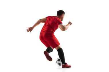 Güçlü, sahanın üstünde uçuyor. Genç futbolcu, hareket halinde, hareket beyaz arka planda izole edilmiş. .
