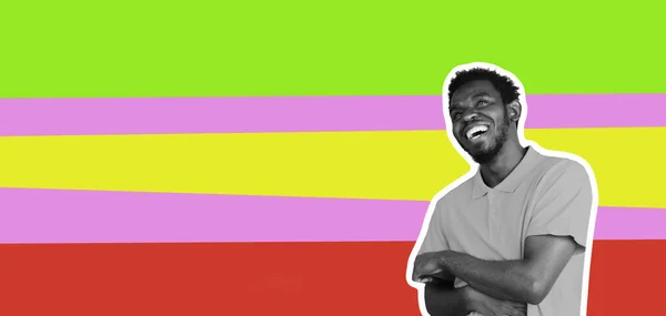 Un homme afro souriant. Collage dans le style magazine avec un fond lumineux. Flyer aux couleurs tendance, copyspace pour l'annonce. Remise, saison de vente, concept de mode et de style. — Photo