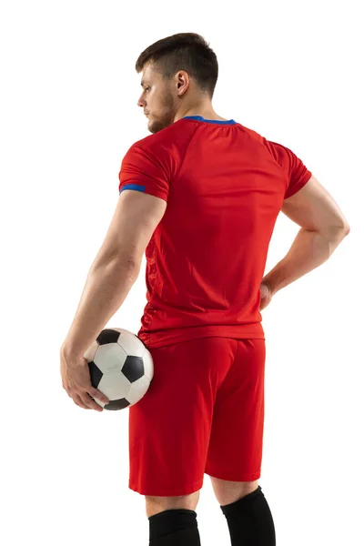 Profissional jogador de futebol caucasiano de pé isolado no fundo do estúdio branco. — Fotografia de Stock