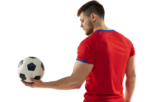 Profissional jogador de futebol caucasiano de pé isolado no fundo do estúdio branco. — Fotografia de Stock