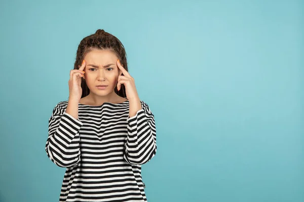 Lembra-te de tudo. Deixa-me pensar. Conceito de dúvida. Mulher duvidosa e atenciosa a lembrar-se de alguma coisa. Jovem mulher emotiva. Emoções humanas, conceito de expressão facial. — Fotografia de Stock