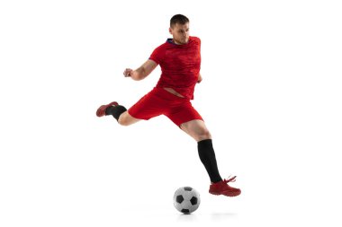 Güçlü, sahanın üstünde uçuyor. Genç futbolcu, hareket halinde, hareket beyaz arka planda izole edilmiş. .