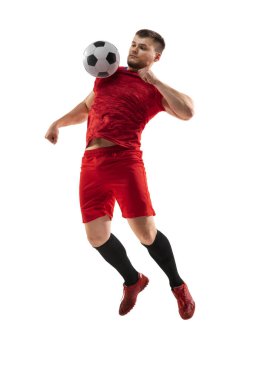Güçlü, sahanın üstünde uçuyor. Genç futbolcu, hareket halinde, hareket beyaz arka planda izole edilmiş. .