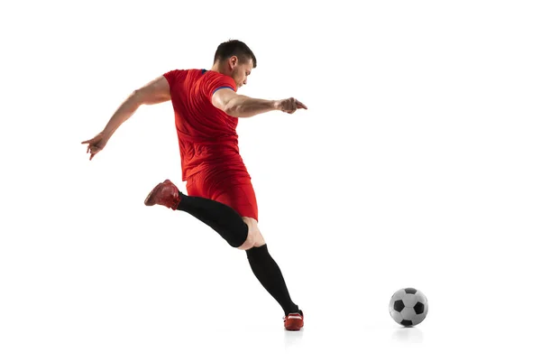Potężny, latający nad boiskiem. Piłka nożna, piłkarz w akcji, ruch odizolowany na białym tle . — Zdjęcie stockowe