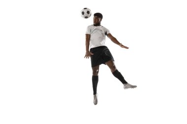 Genç futbolcu eğitimi beyaz arka planda izole edilmiş. Spor, hareket, enerji ve dinamik kavramı.