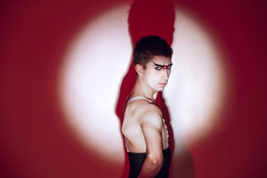 Kırmızı stüdyo arka planında dans eden balerin. Modern tasarım. Japonya 'da yükselen güneş olarak çağdaş renkli kavramsal ışık.