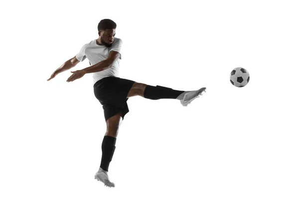 Um jogador de futebol africano treinando isolado em fundo branco. Conceito de esporte, movimento, energia e dinâmica. — Fotografia de Stock