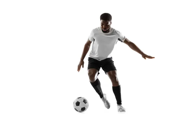 Um jogador de futebol africano treinando isolado em fundo branco. Conceito de esporte, movimento, energia e dinâmica. — Fotografia de Stock