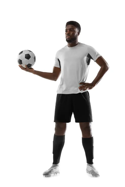 Ritratto di giovane calciatore africano in posa isolato su sfondo bianco. Concetto di sport. — Foto Stock