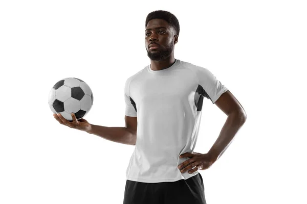 Retrato do jovem jogador de futebol africano posando isolado sobre fundo branco. Conceito de desporto. — Fotografia de Stock