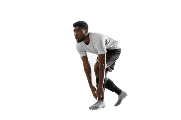 Junge afrikanische Fußballspieler, die isoliert auf weißem Hintergrund trainieren. Konzept aus Sport, Bewegung, Energie und Dynamik. — Stockfoto