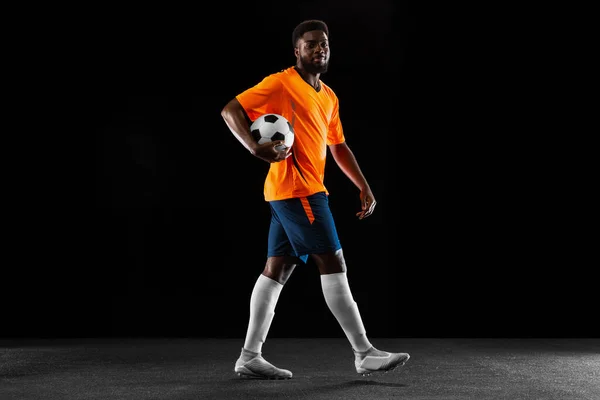 黒人を背景に孤立した若いアフリカ人サッカー選手の肖像画。スポーツの概念. — ストック写真