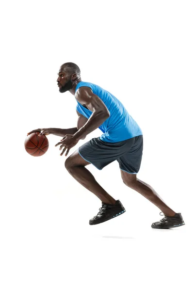 Retrato de comprimento total de um jogador de basquete com uma bola isolada no fundo do estúdio branco. conceito de publicidade. Apto atleta afro-americano pulando com bola. — Fotografia de Stock