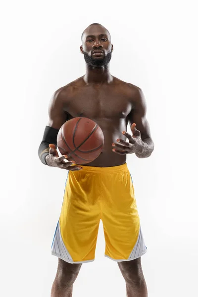 Jeden afrykański człowiek koszykarz trzyma piłkę w sylwetce odizolowane białe tło — Zdjęcie stockowe