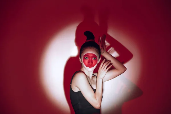 Ballet danser danst over rode studio achtergrond. Modern design. Hedendaags kleurrijk conceptueel licht als rijzende zon in Japan. — Stockfoto