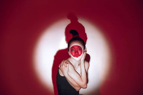 Χορεύτρια μπαλέτου χορεύει πάνω από κόκκινο φόντο στούντιο. Μοντέρνο σχέδιο. Σύγχρονο πολύχρωμο εννοιολογικό φως ως ανατέλλων ήλιος στην Ιαπωνία. — Φωτογραφία Αρχείου