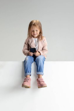 Beyaz kız, beyaz stüdyo arka planında izole edilmiş. Kopyalama. Çocukluk, eğitim, duygu kavramı